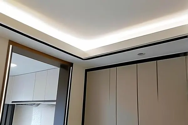 工人安裝鋁扣板吊頂施工現場實拍圖