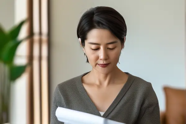 業主在檢查裝修質量